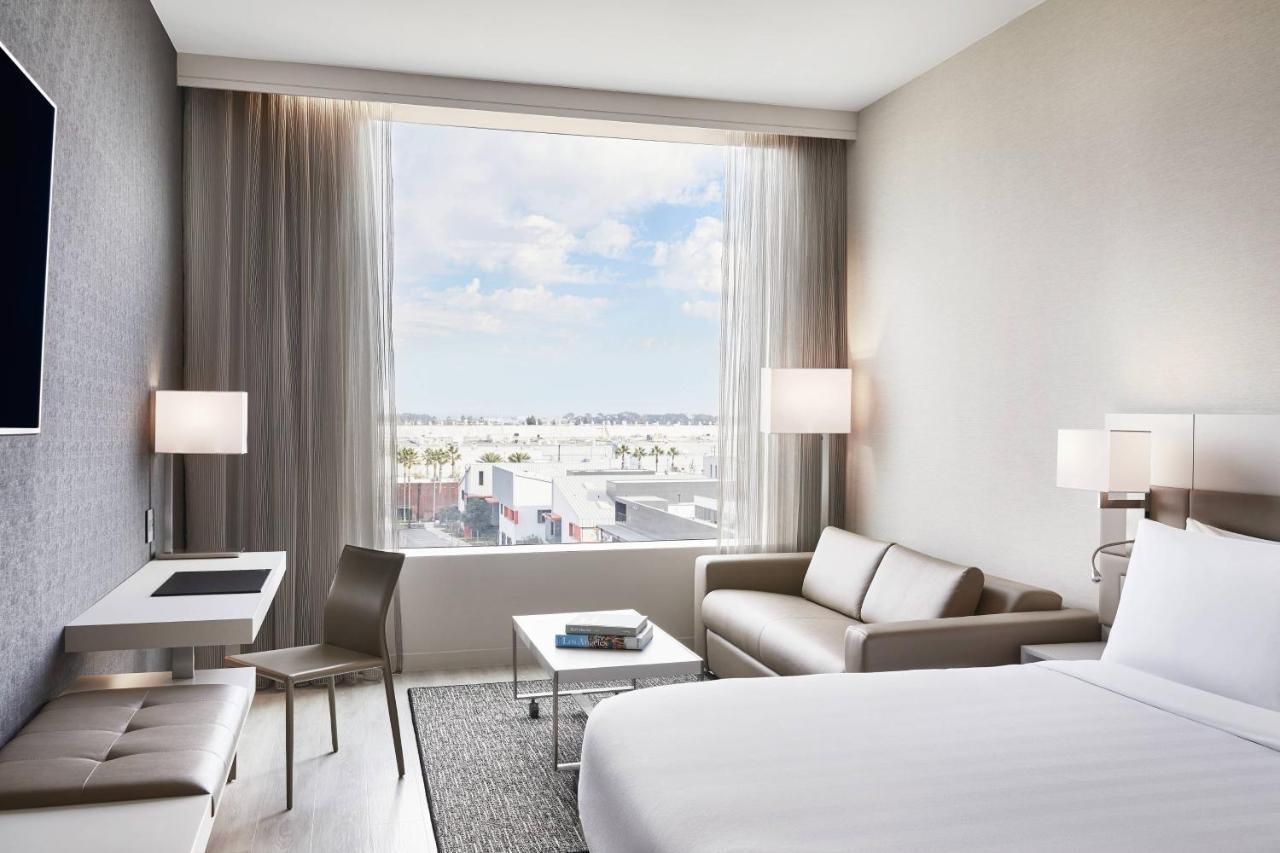 King Room with Roll-In Shower - Mobility Accessible,1361457140:JPEG