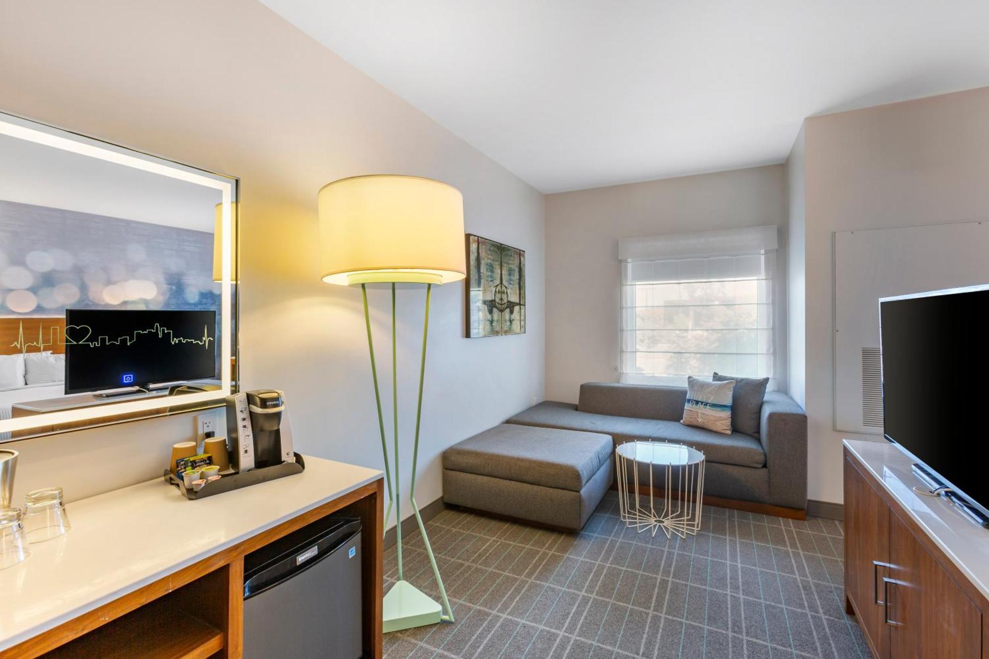 Accessible Suite, 1 King Bed, Roll-In Shower, Non Smoking,1723000995:JPEG